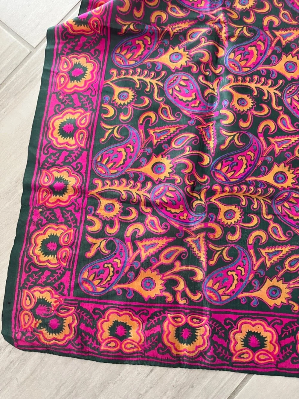 Square silk scarf from India - Picture 2 of 5